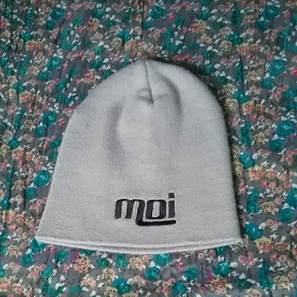 💕 $10 if bundled with 3 or more items - EUC Gray moi beanie - Picture 1 of 2
